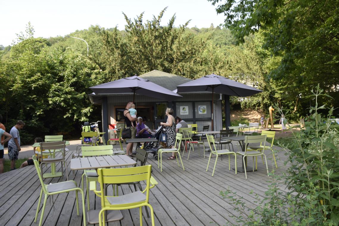 <p>Vor allem bei schönem Wetter kommen viele Gäste zum Temsepark. Endlich können sie das Kiosk des Pavillons wieder nutzen.</p>
