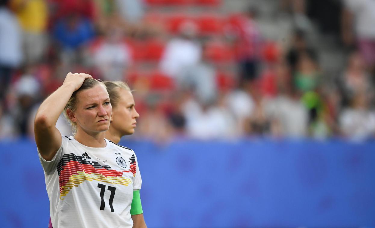<p>Deutschlands Alexandra Popp geht nach dem Spiel enttäuscht über den Rasen.</p>