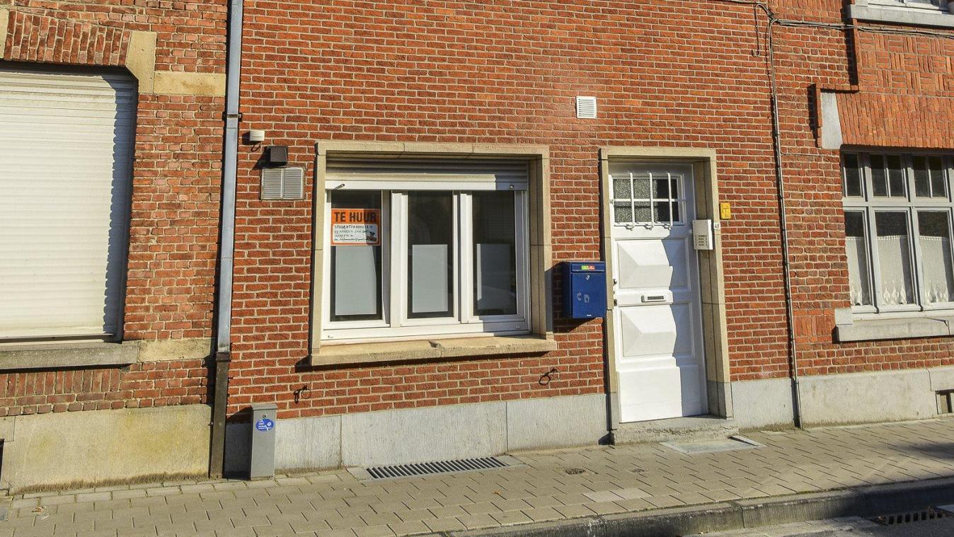 <p>Vermieter hängt Schild mit Mietrückständen der Bewohner an Fassade</p>
