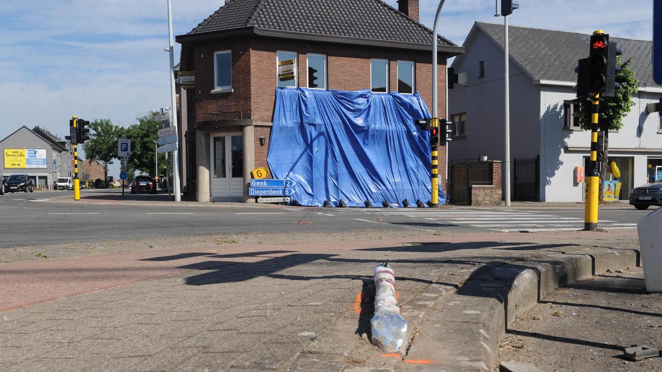 <p>Der Wagen raste mit voller Wucht gegen das Haus. Bild: belga</p>