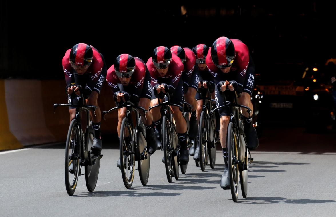 <p>Das Team Ineos ging als Erste ins Mannschaftszeitfahren.</p>