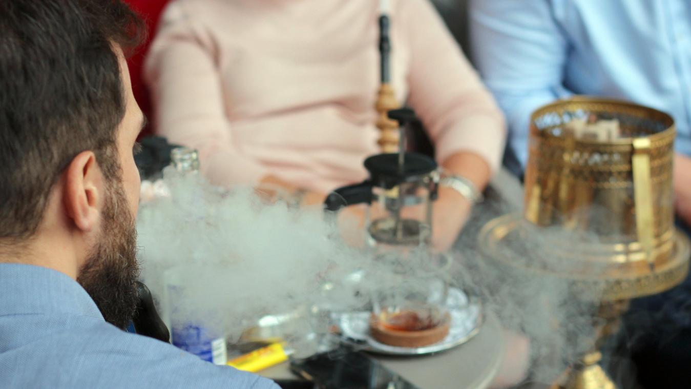 <p>Der österreichische Nationalrat hat in Wien beschlossen, dass in Österreich von November an in Gaststätten nicht mehr geraucht werden darf. Das Verbot gilt auch für Shishas und E-Zigaretten.</p>