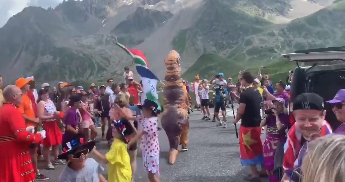 <p>Die Tour de France als Spektakel: Hier tanzt der Dino</p>
