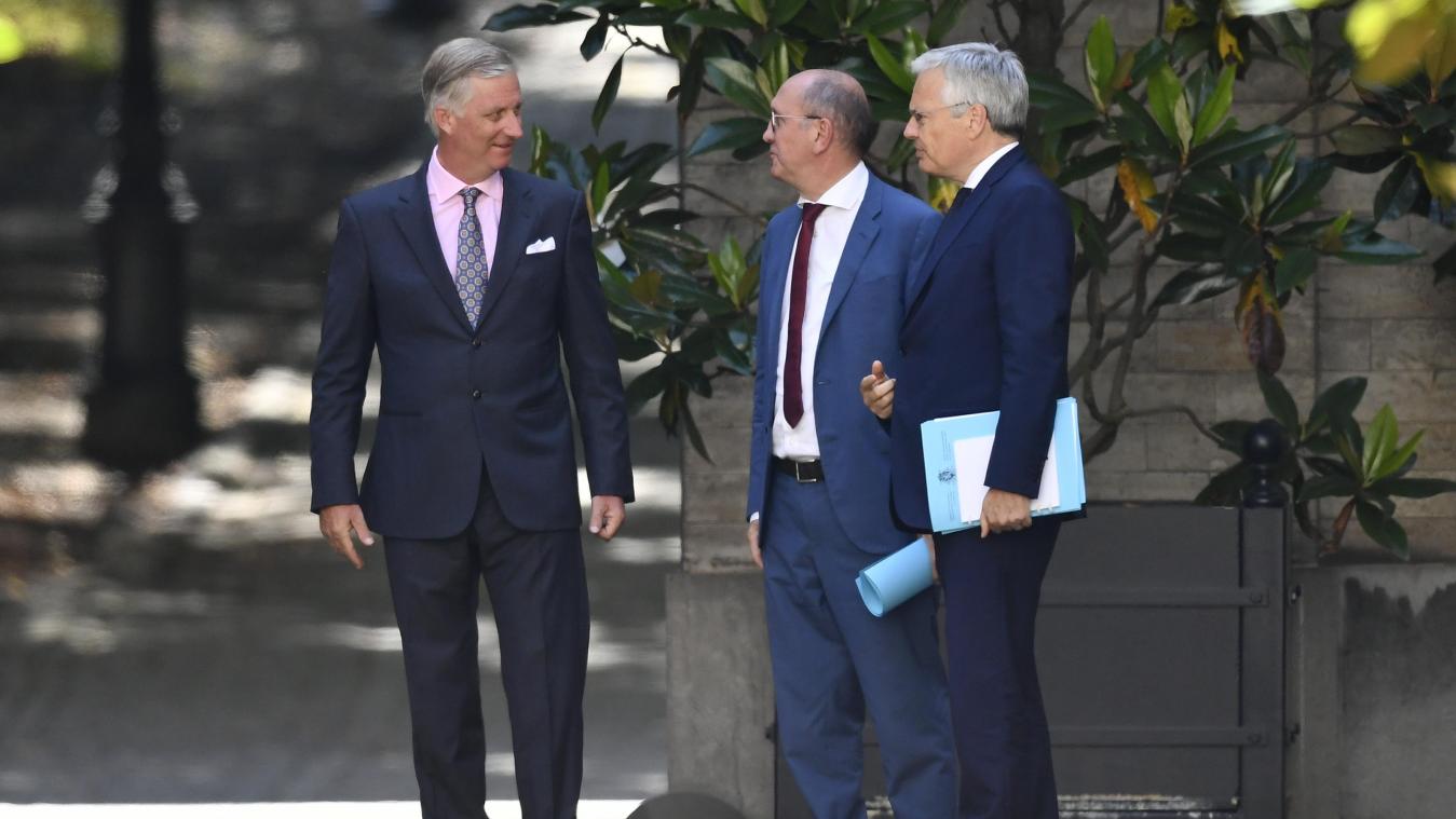 <p>Didier Reynders (ganz rechts) und Johan Vande Lanotte (Bildmitte) musste am Montag bei König Philippe vorstellig werden.</p>