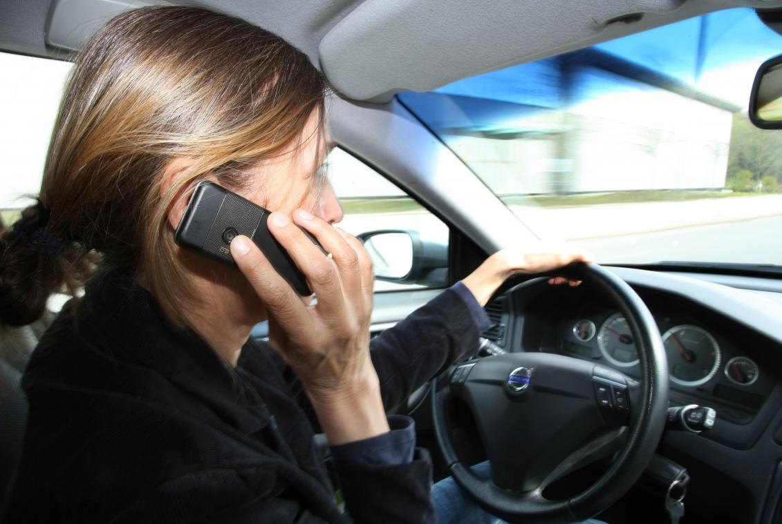 <p>Immer mehr Belgier sind bereit, ihr Smartphone am Steuer weniger zu nutzen</p>
