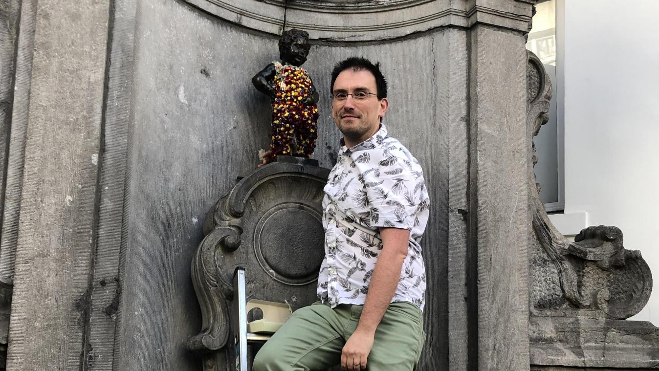 <p>Blumenkünstler Geoffroy Mottart posiert mit Manneken Pis.</p>