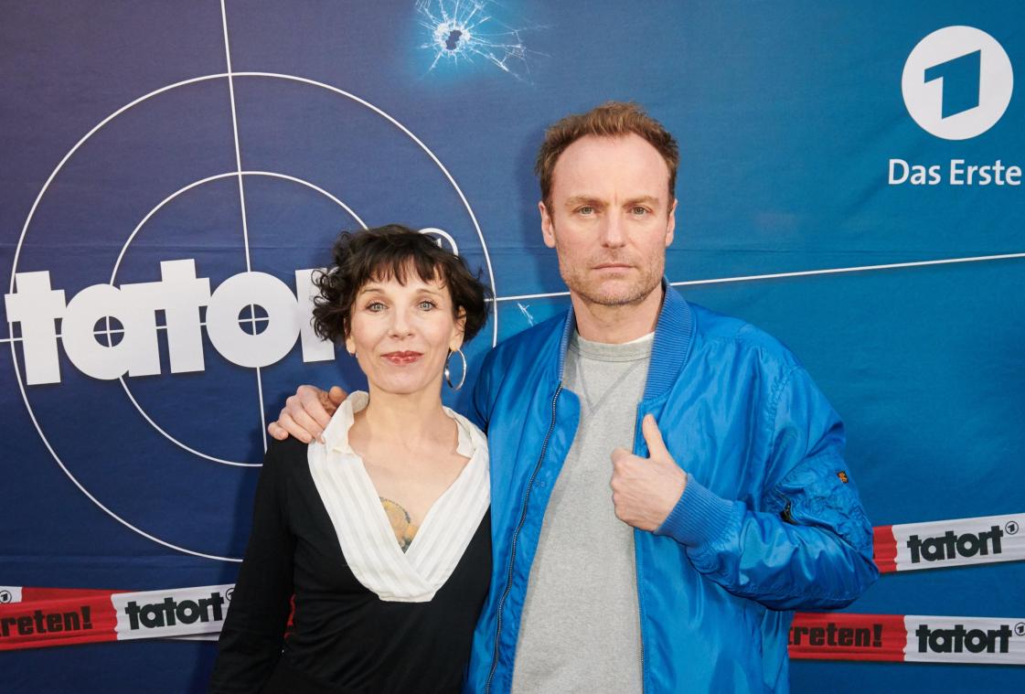 <p>Die Schauspieler Meret Becker und Mark Waschke stehen auf dem roten Teppich zur Premiere des neuen ARD-Tatort-Krimis „Der gute Weg“.</p>