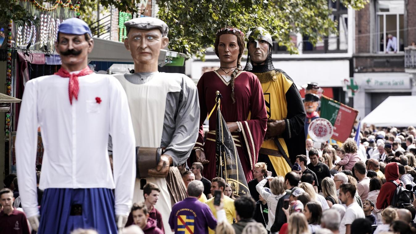 <p>Die Riesen bei der alljährlichen Parade zu den Feiern am 15. August.</p>