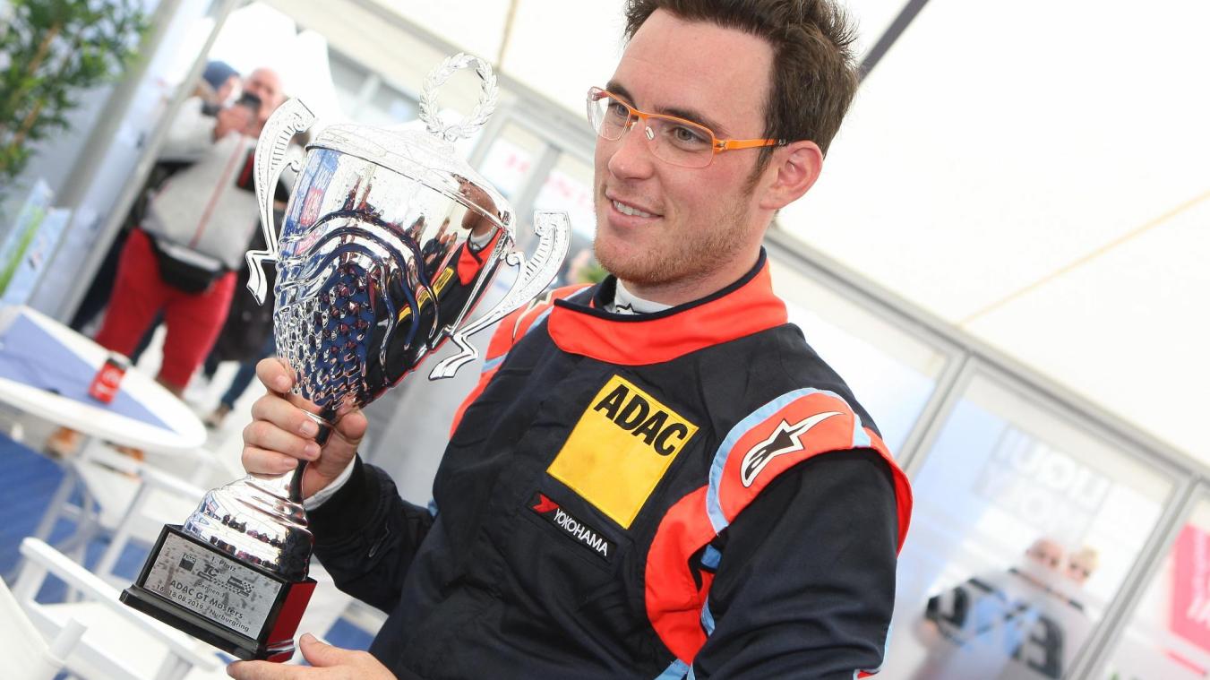<p>Thierry Neuville präsentiert stolz den Siegerpokal.</p>