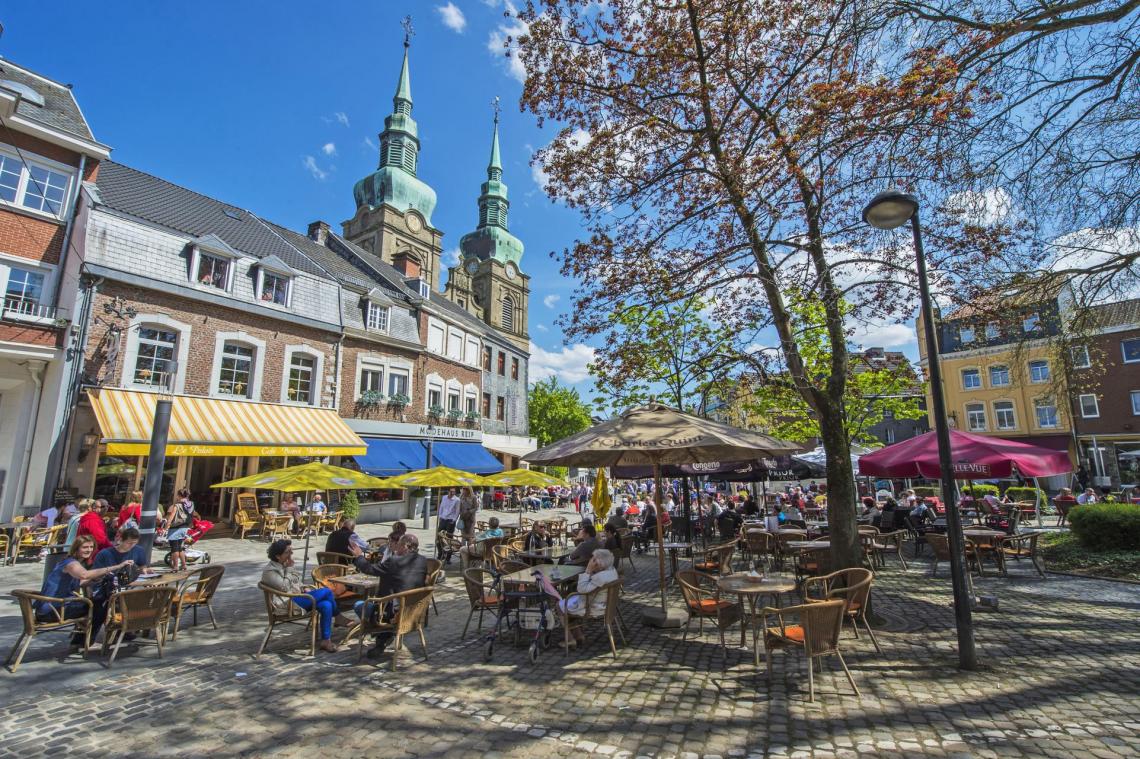 <p>Blick auf den Eupener Marktplatz: An warmen Sommertagen sind die Terrassen in der Innenstadt gut besucht.</p>