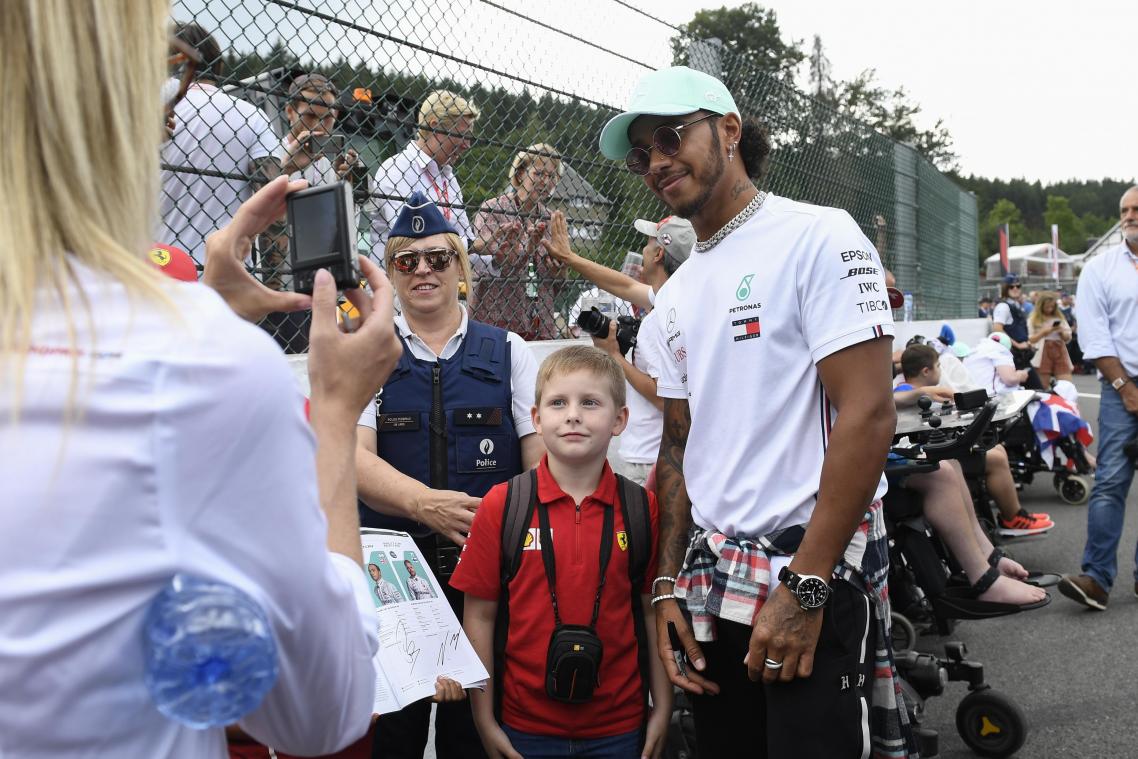 <p>Lewis Hamilton war beim Pitwalk sehr gefragt.</p>