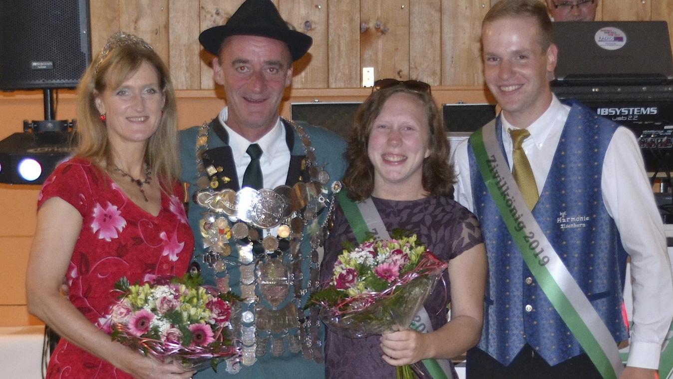 <p>Die beiden Königspaare des Schützenfestes der Elsenborner Hubertus-Schützen wurden von der Dorfgemeinschaft gebührend gefeiert.</p>
