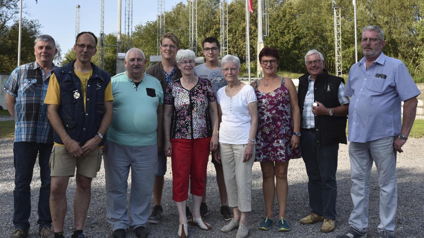<p>Das Foto zeigt die siegreichen Schützen und die Verantwortlichen des Herbstfest-Turniers des Kgl. Schützenbundes Kelmis-Neu-Moresnet.</p>