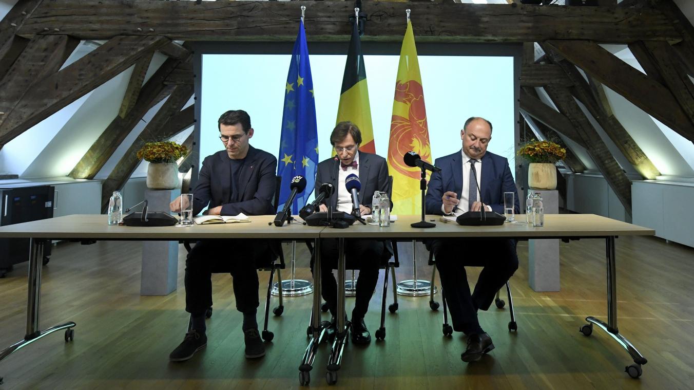 <p>(V.l.) Jean-Marc Nollet (Ecolo), Elio die Rupo (SP) und Willy Borsus (MR) präsentieren den Erfolg: Die Wallonische Region hat eine Regierung.</p>