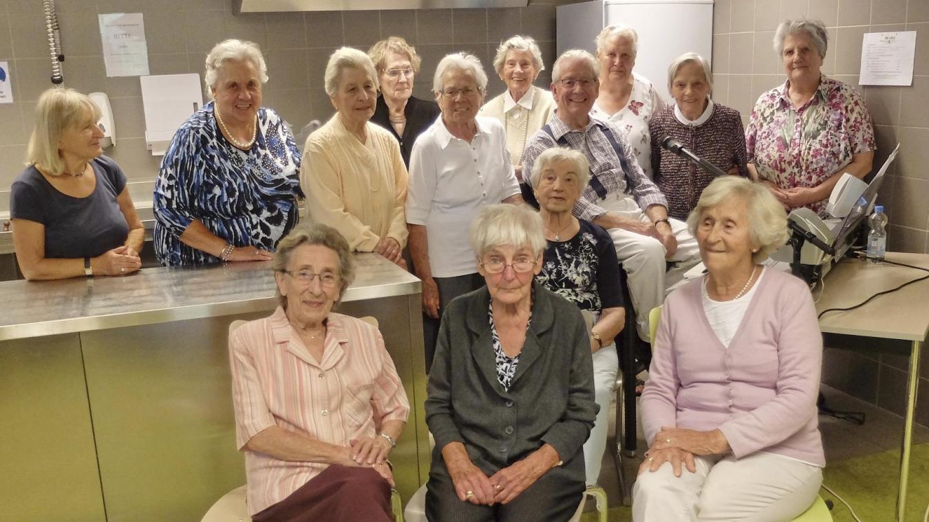 <p>Bei seinem Besuch beim Hauseter Seniorenklub erlebte der ehemalige Singing Boys-Leiter Frederic Mathieu Huppermans (hintere Reihe 4. v.r.) mit den Damen bei Kaffee und Kuchen einen vergnüglichen musikalischen Nachmittag.</p>