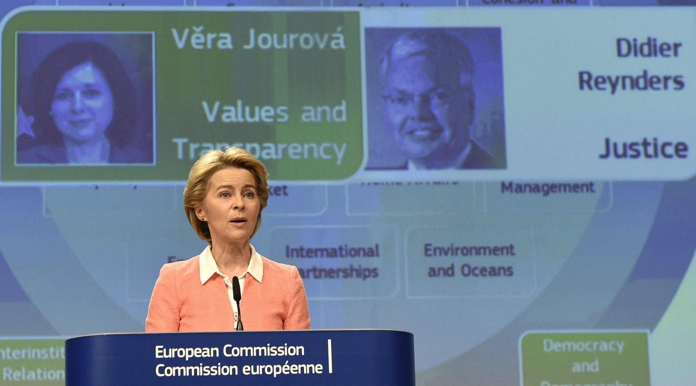 <p>Mit Spannung wurde erwartet, wie Ursula von der Leyen (Bild) die künftige EU-Kommission aufstellt. Nun liegt das Personaltableau inklusive Zuständigkeiten auf dem Tisch. Didier Reynders (rechts, im Hintergrund) übernimmt demnach das Ressort Justiz.</p>
