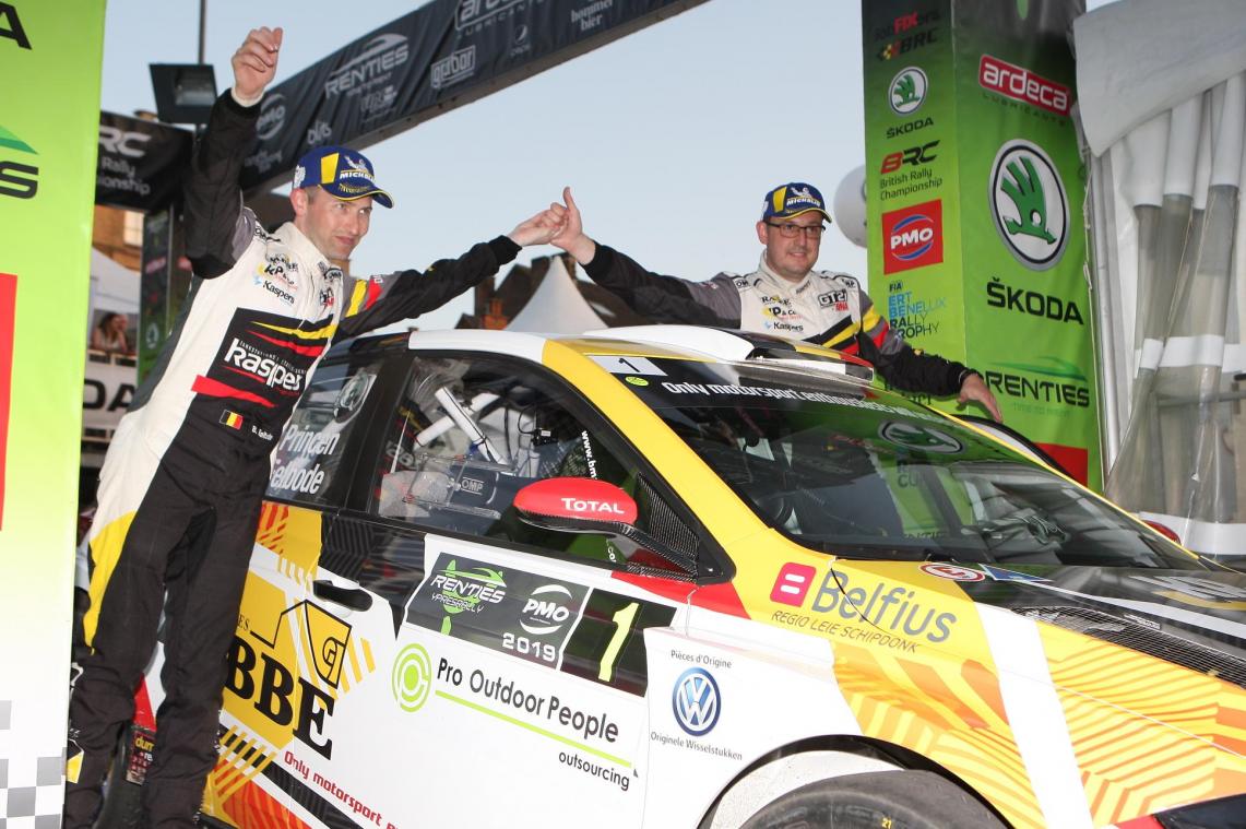 <p>Da war die Welt noch in Ordnung: Kris Princen und Copilot Bram Eeelbode im BMA-VW Polo R5 auf dem Podium in Ypern.</p>