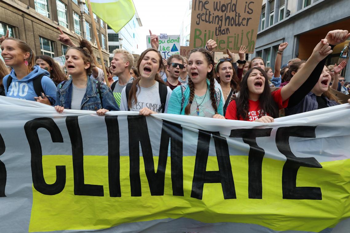 <p>Tausende Menschen sind auf den Straßen in Brüssel unterwegs.</p>