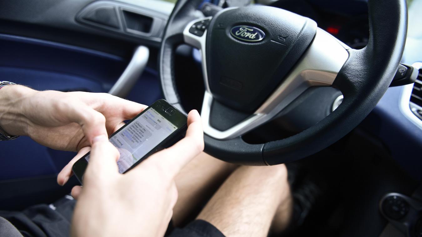 <p>Immer weniger Menschen benutzen ihr Handy beim Autofahren.</p>