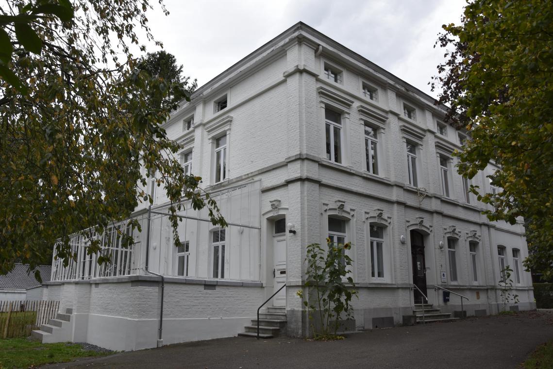 <p>Das Gebäude diente bis 1976 als Gemeindehaus, heute ist es die Heimstätte von Ketteniser Vereinen, die sich nun über die Instandsetzung des Wintergartens an der linken Flankenseite freuen dürfen.</p>