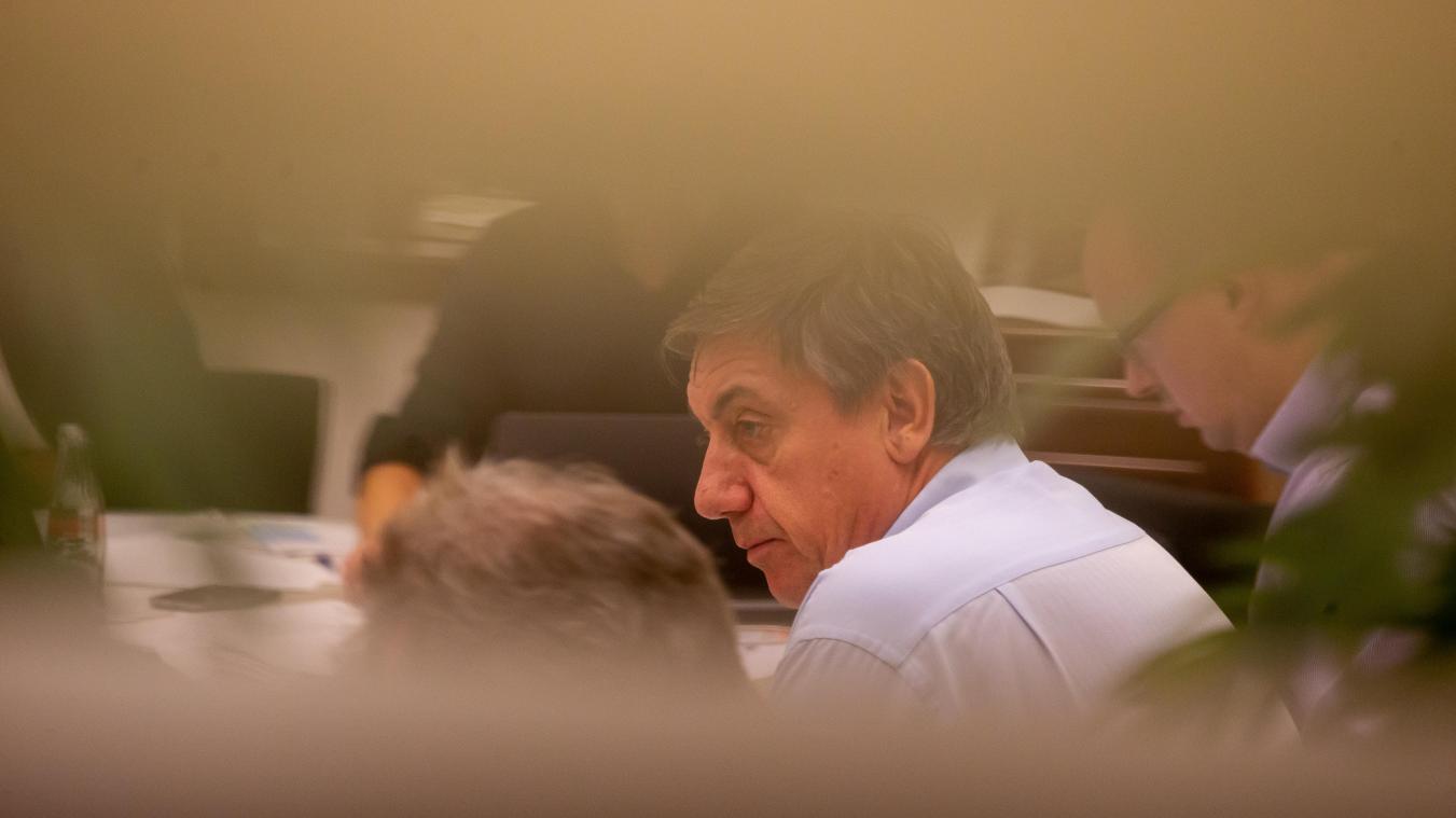 <p>Ein Blick hinter die Kulissen: Jan Jambon bei den Verhandlungen am Sonntagabend.</p>
