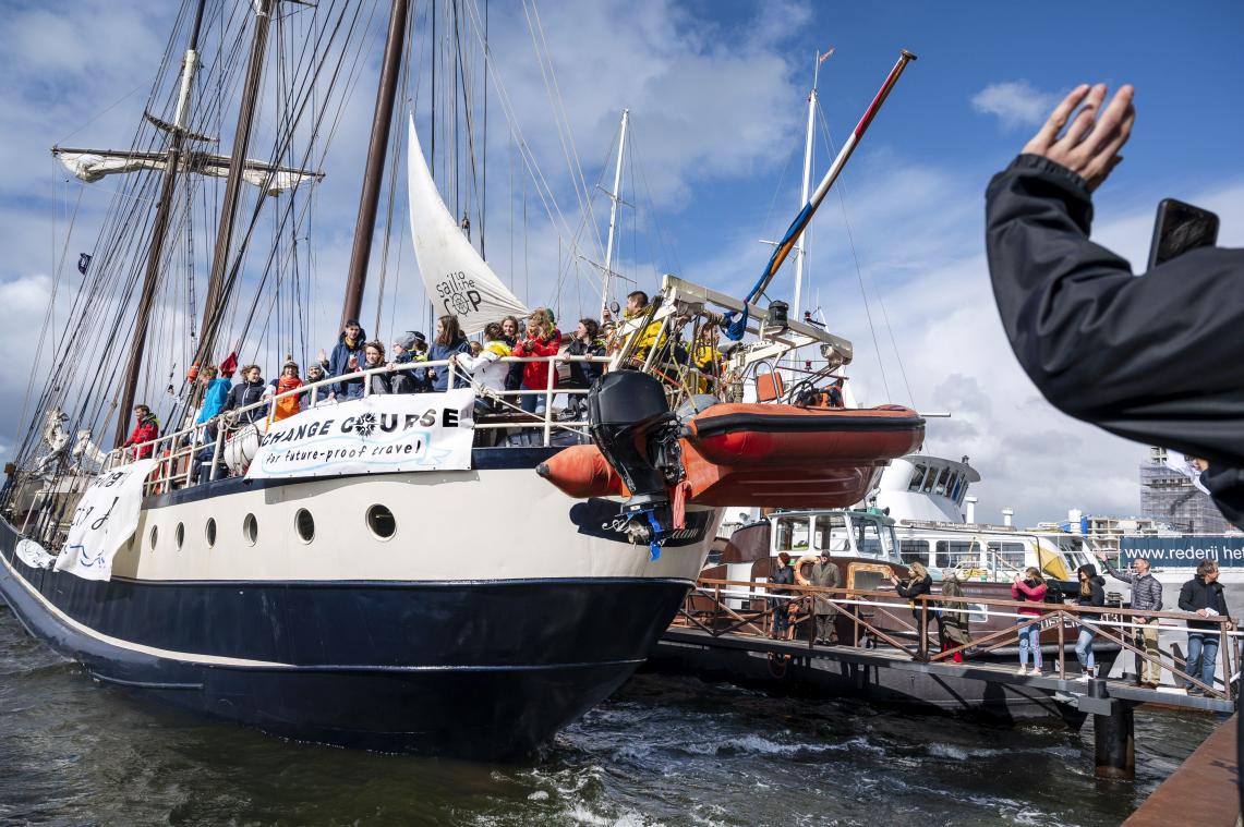 <p>In Amsterdam brachen die jungen Menschen zu ihrer langen Segelreise auf.</p>