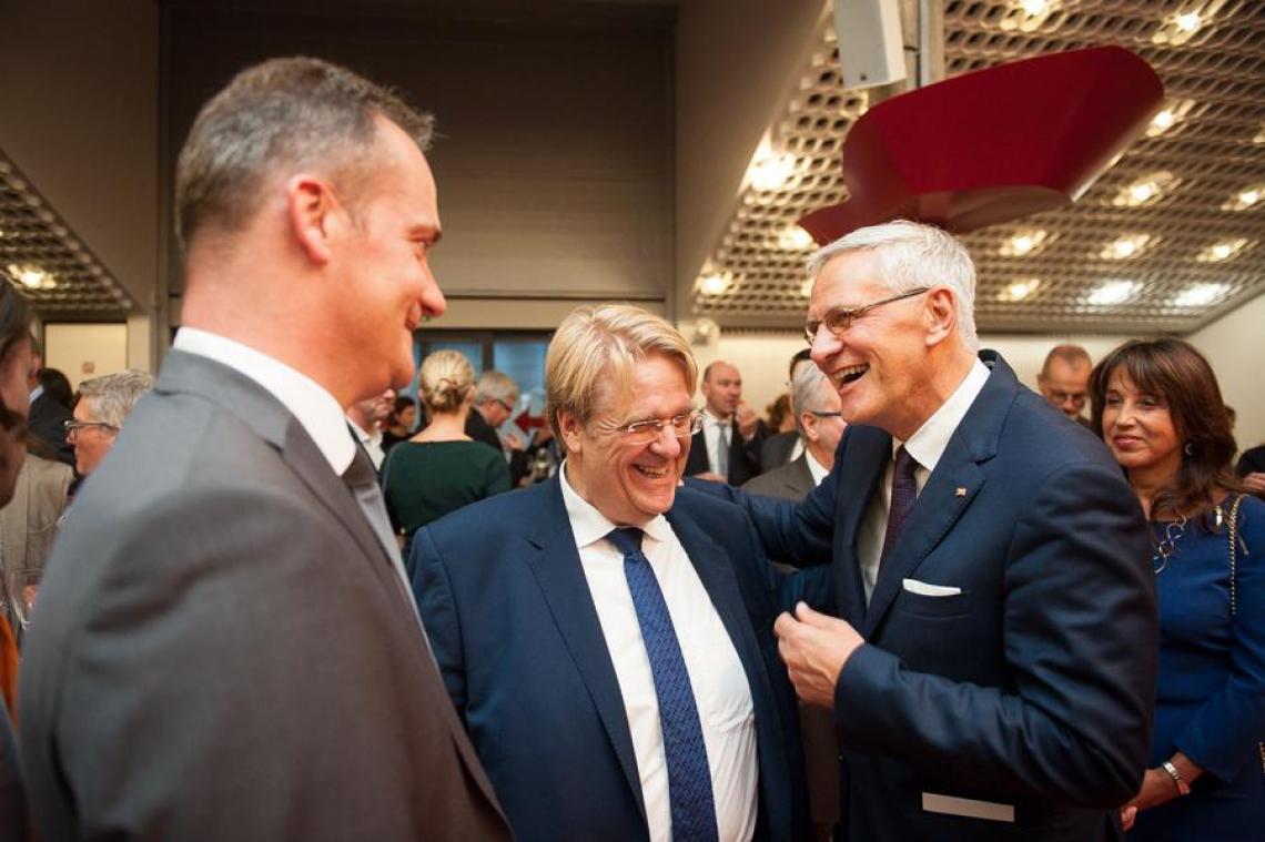 <p>Es ging wohl lustig zu beim Empfang der deutschen Botschaft. Ministerpräsident Paasch im Gespräch mit Botschafter Kotthaus und Kris Peeters.</p>