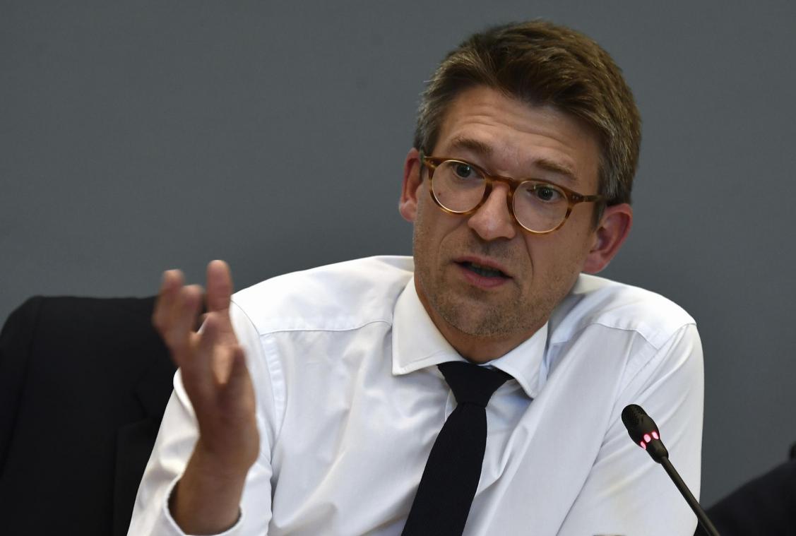 <p>Der für die lokalen Behörden zuständige Regionalminister Pierre-Yves Dermagne bei einer Anhörung zum Thema Nethys im wallonischen Parlament.</p>