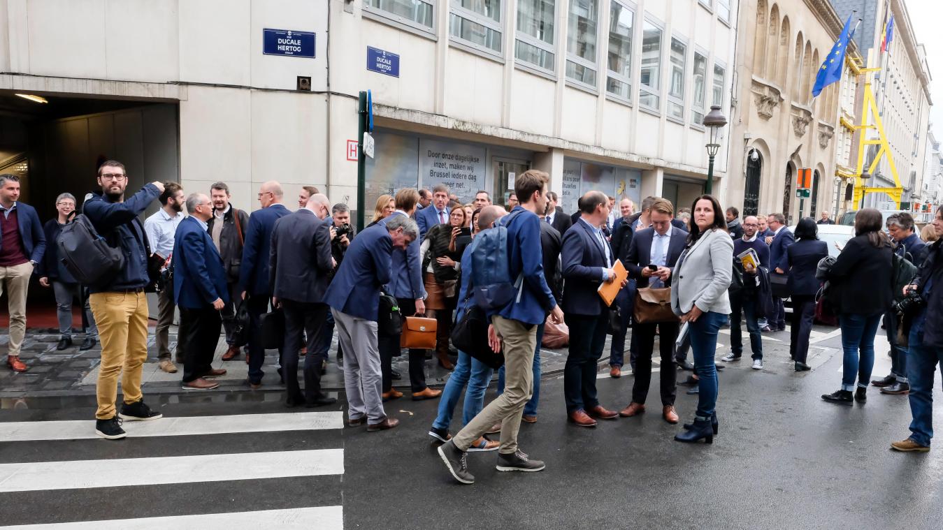 <p>Alle Abgeordneten, deren politische Mitarbeiter, die meisten Angestellten des Hauses und die vielen Journalisten standen während des Alarms vor der Türe des Gebäudes.</p>