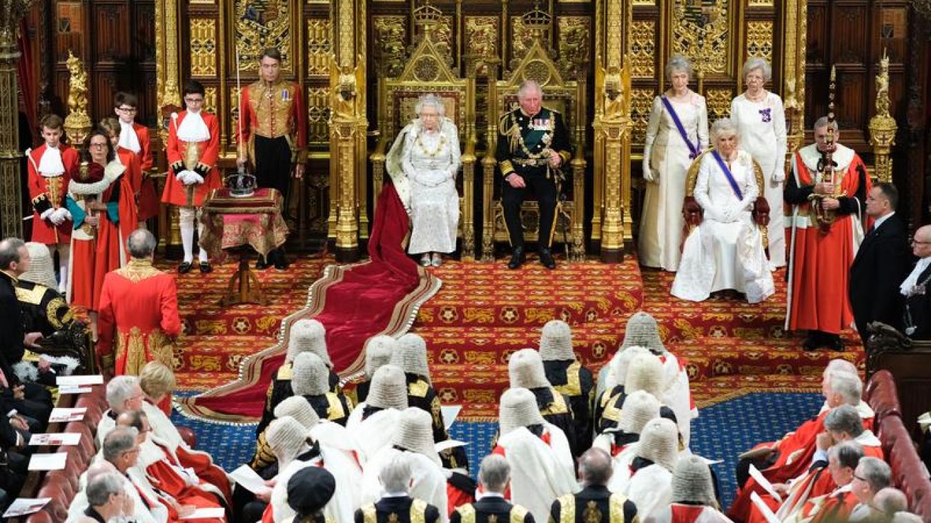 <p>Königin Elizabeth II., Prinz Charles und Herzogin Camilla nehmen an der feierlichen Wiedereröffnung des britischen Parlaments im House of Lords im Westminster-Palast teil.</p>