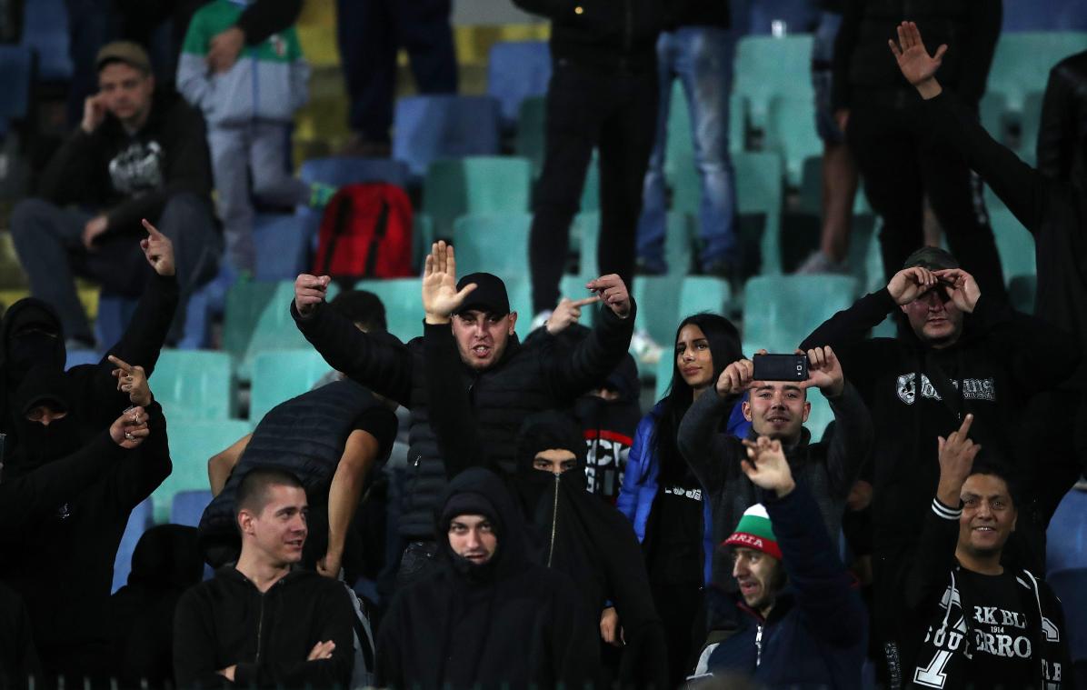 <p>Unschöne Szenen: Einige „Fans“ zeigten während der Partie gegen England den Hitlerguß.</p>