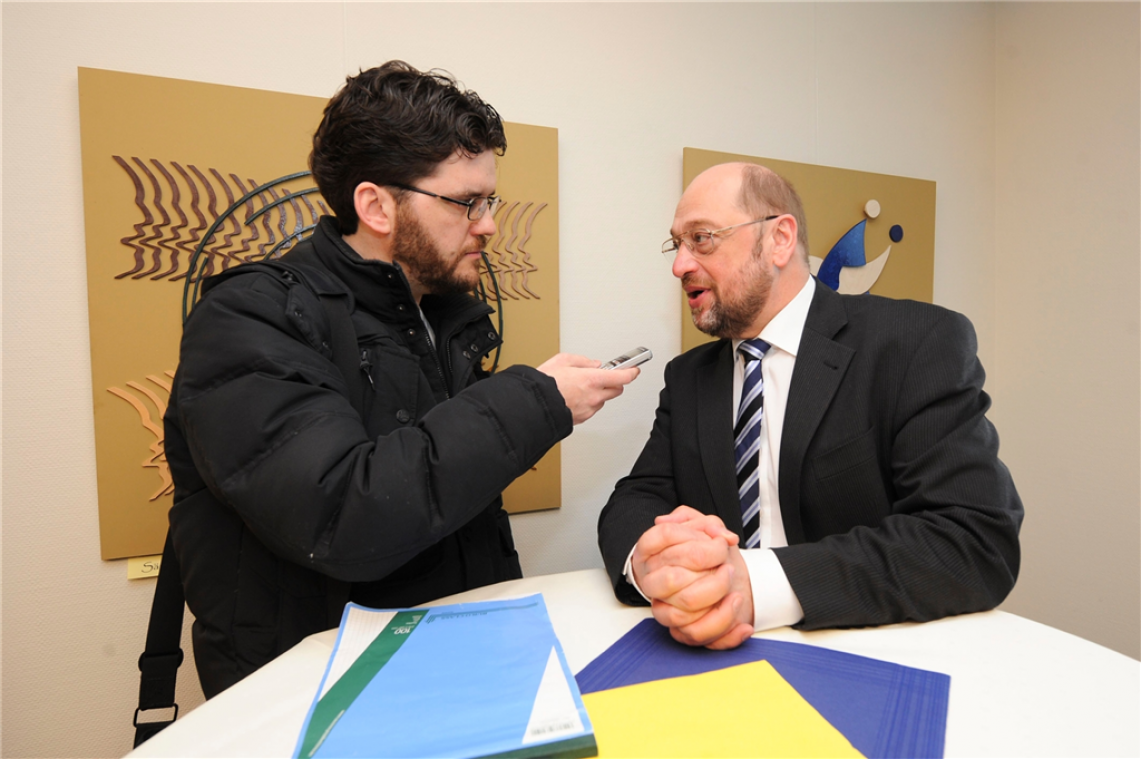 <p>Christian Schmitz (links) im Gespräch mit Martin Schulz.</p>