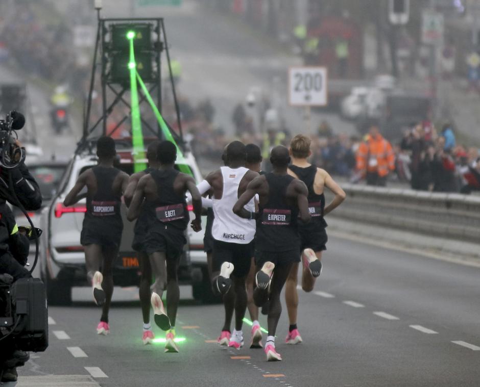 <p>Marathonläufer Eliud Kipchoge (Mitte, mit weißem Leibchen) ist als erster Mensch einen Marathon in weniger als zwei Stunden gelaufen.</p>