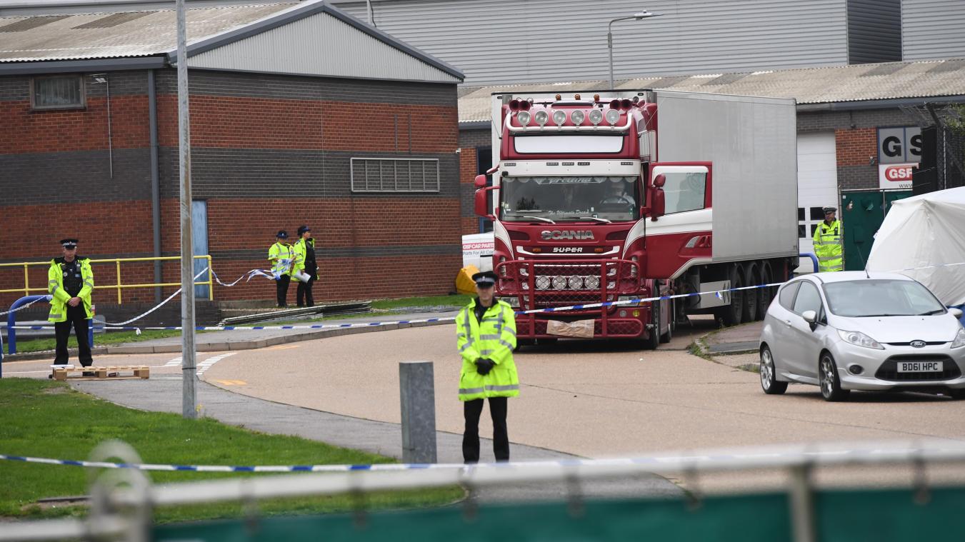 <p>Polizisten arbeiten in der Nähe des LKW, in dem 39 Leichen gefunden wurden.</p>