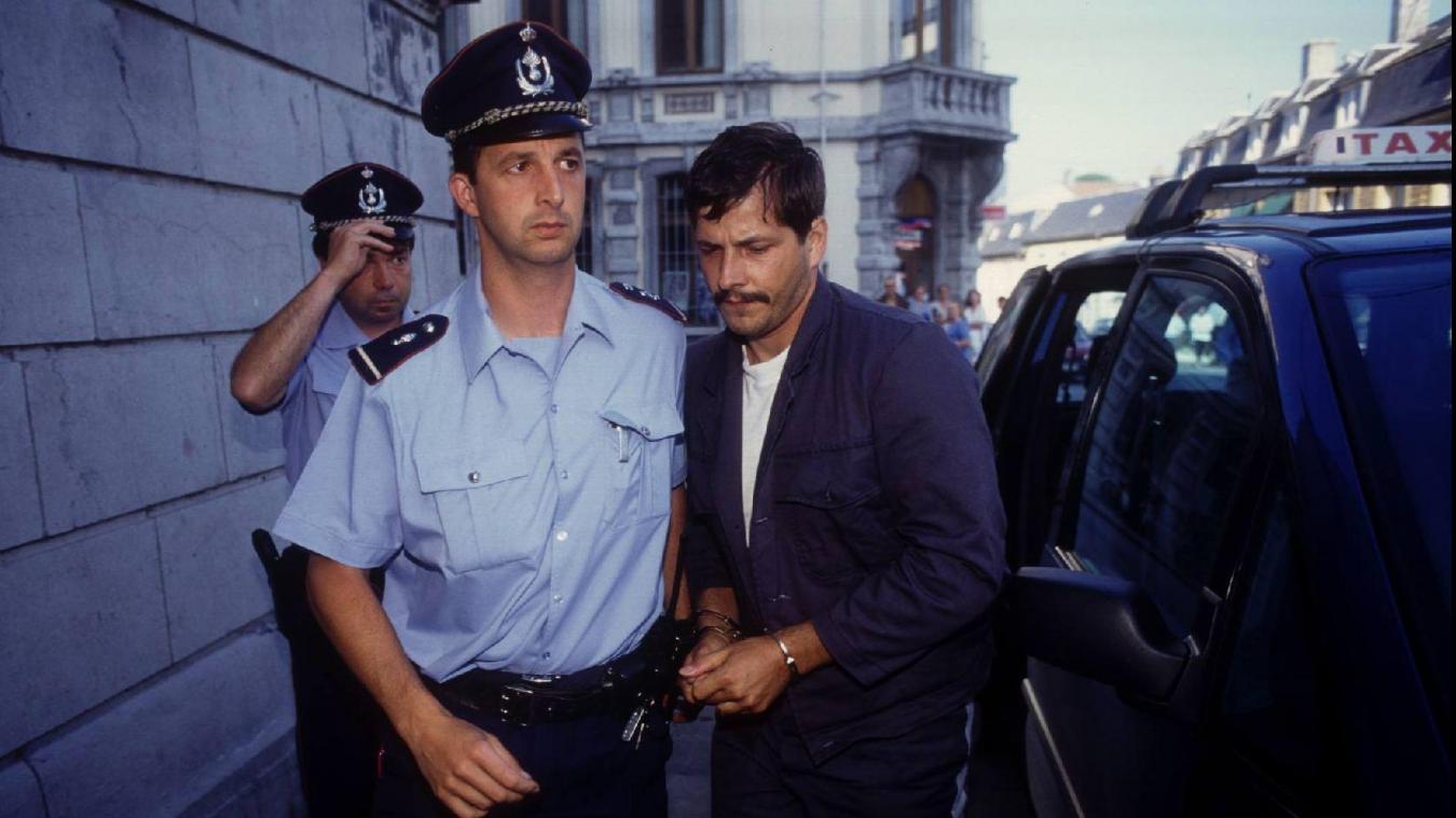 <p>Mit Blick auf eine mögliche Haftentlassung von Marc Dutroux hat das Strafvollstreckungsgericht Brüssel am Montag einer psychiatrischen Untersuchung des Kinderschänders und -mörders zugestimmt. Das Foto zeigt Dutroux bei seiner Festnahme im Sommer 1996.</p>
