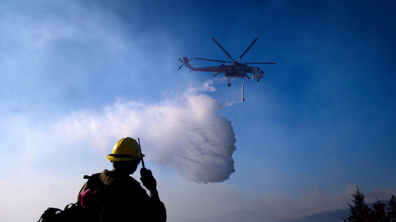 <p>Ein Hubschrauber ist bei einem Waldbrand im Einsatz. Die seit Tagen in Kalifornien wütenden Waldbrände haben am Wochenende Dutzende Häuser zerstört und Zehntausende weitere Menschen in die Flucht getrieben.</p>