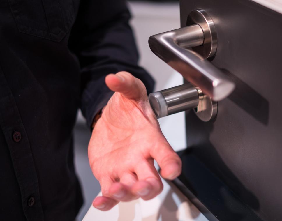 <p>Kein langes Suchen nach der Mitarbeiterkarte mehr, sondern einfach die linke Hand mit dem implantierten Microchip an den Sensor halten und schon springt die Tür auf.</p>