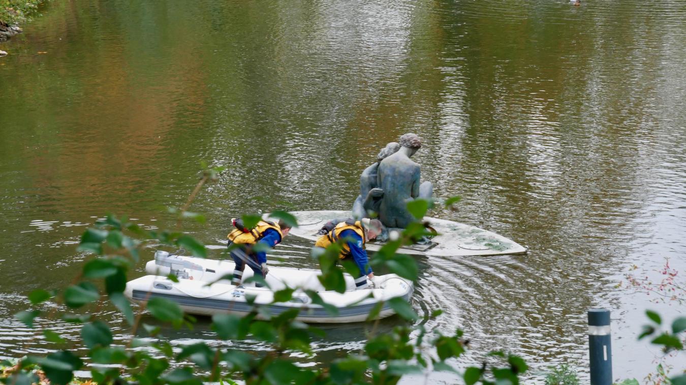 <p>Polizeibeamte auf der Suche nach der Leiche.</p>