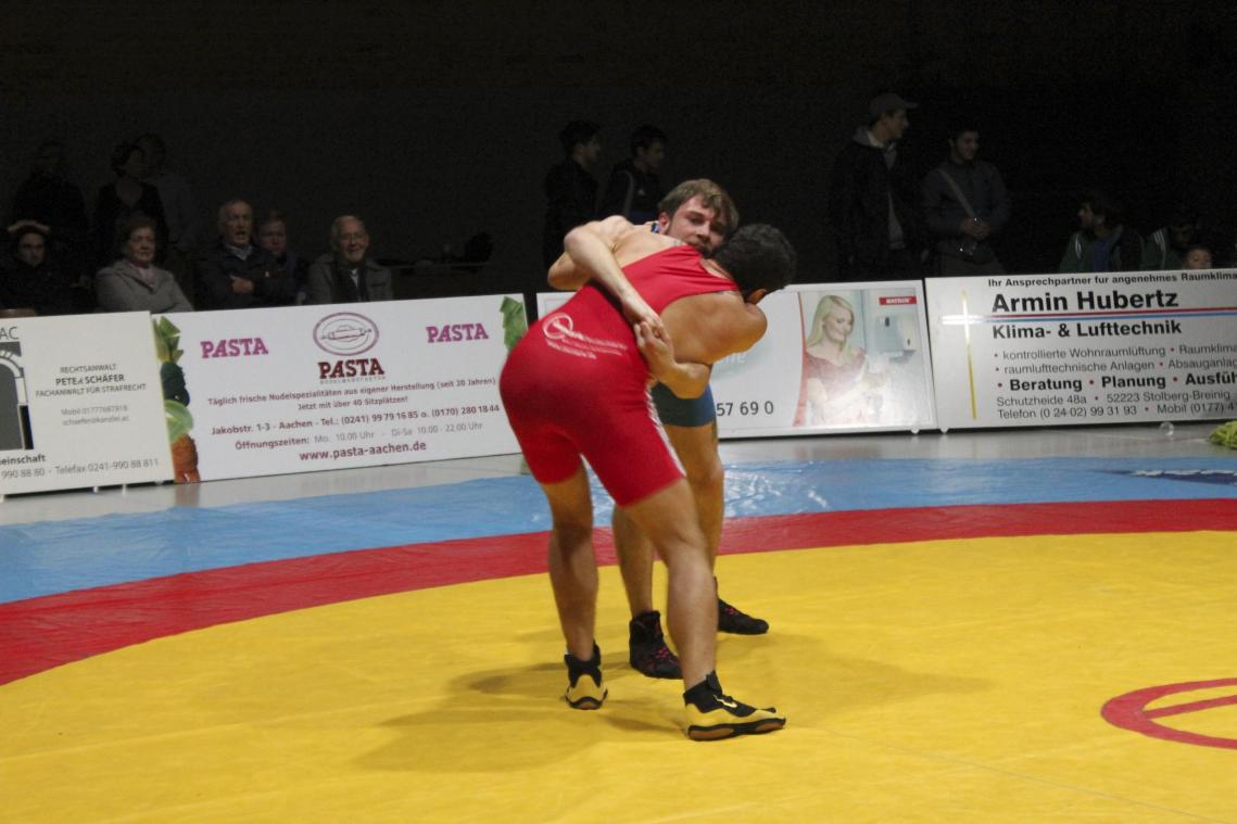 <p>Das Bild zeigt Georgiy Mizilin (hinten, im blauen Kampfanzug), in der Umklammerung, aus der heraus er seinen Gegner angriff.</p>
