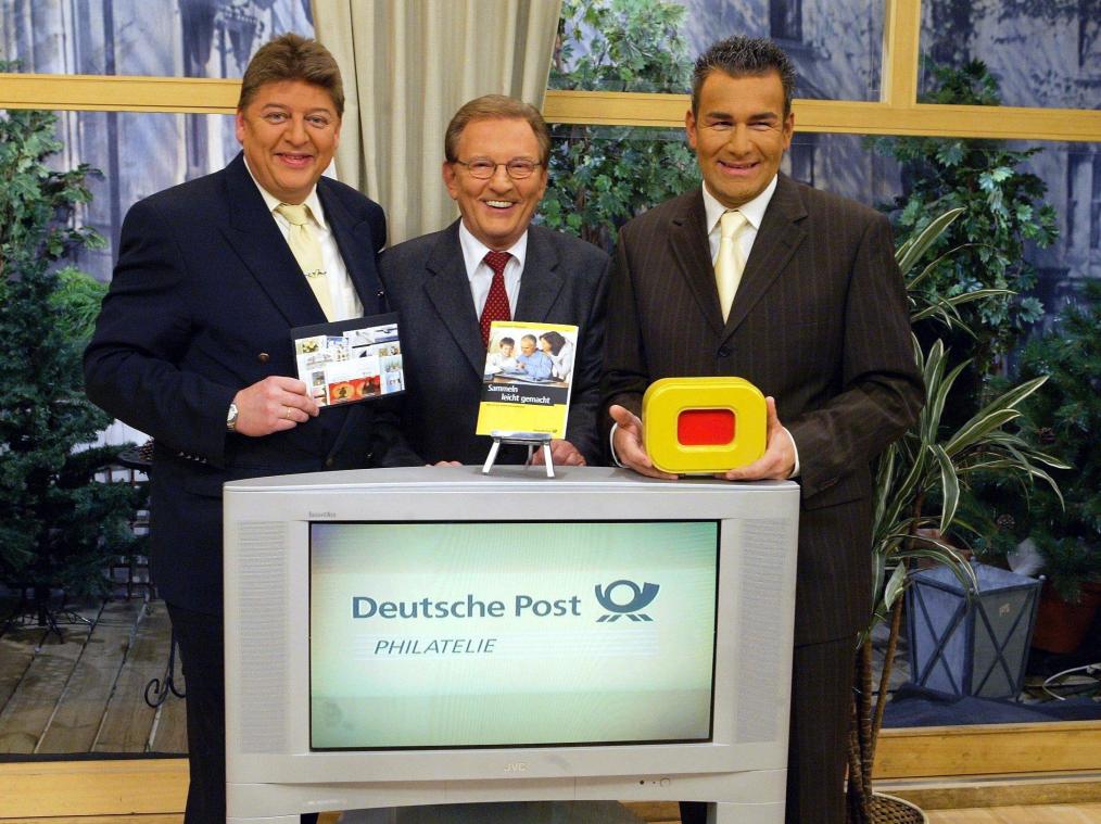 <p>Köln: Der ehemalige „Tagesschau“-Sprecher Jo Brauner (M.) und die Moderatoren Walter Freiwald (l.) und Ralf Kühler (r.) stehen in einem Studio des TV-Kanals RTL SHOP.</p>