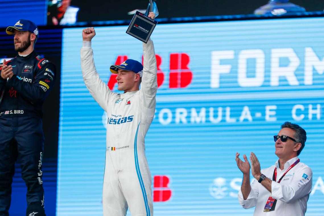 <p>Stoffel Vandoorne auf dem Podium in Saudi-Arabien.</p>