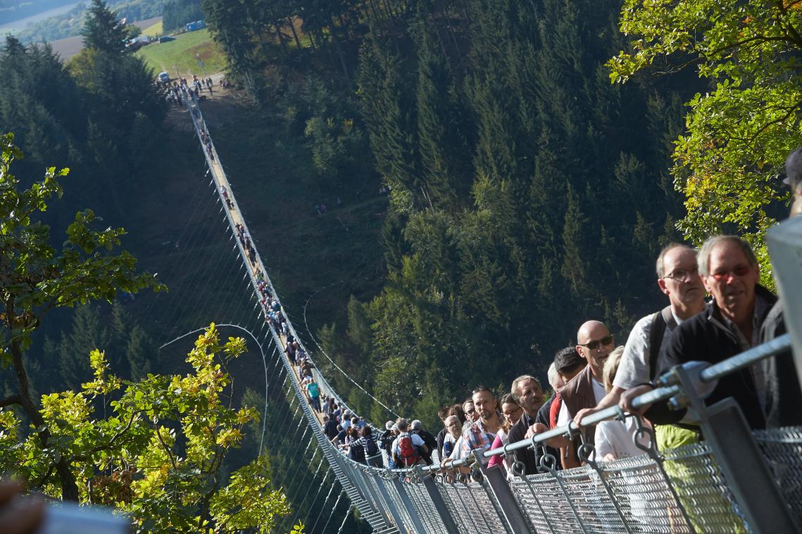 <p>Bald auch über der Warche bei Reinhardstein? Die 2015 eröffnete Geierlay-Hängeseilbrücke über der Geierlay-Schlucht bei Mörsdorf im Hunsrück ist ein Touristenmagnet.</p>