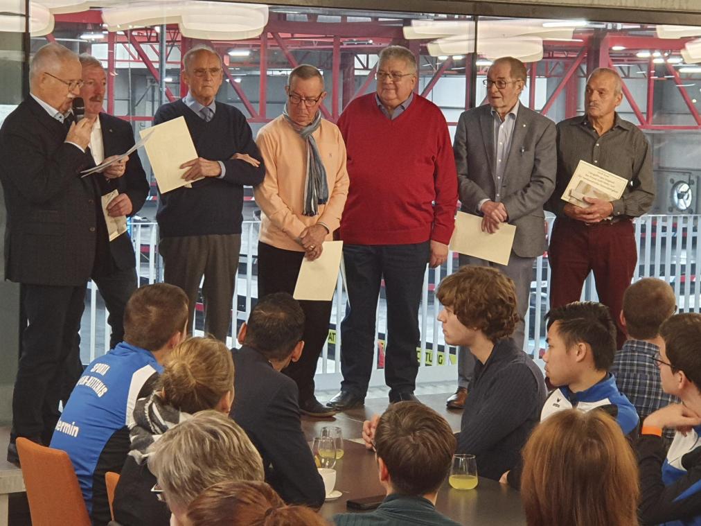 <p>Diese Aufnahme zeigt einen Teil der ausgezeichneten Ehrenamtlichen.</p>