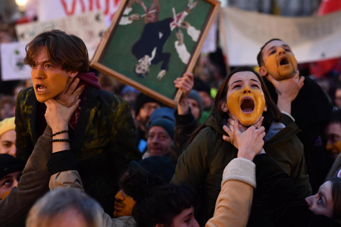 <p>Demonstranten der VRT mit fast komplett gelb angemalten Gesichtern werden „erstickt“, was symbolisch für die „Erstickung“ der Kultur stehen soll.</p>