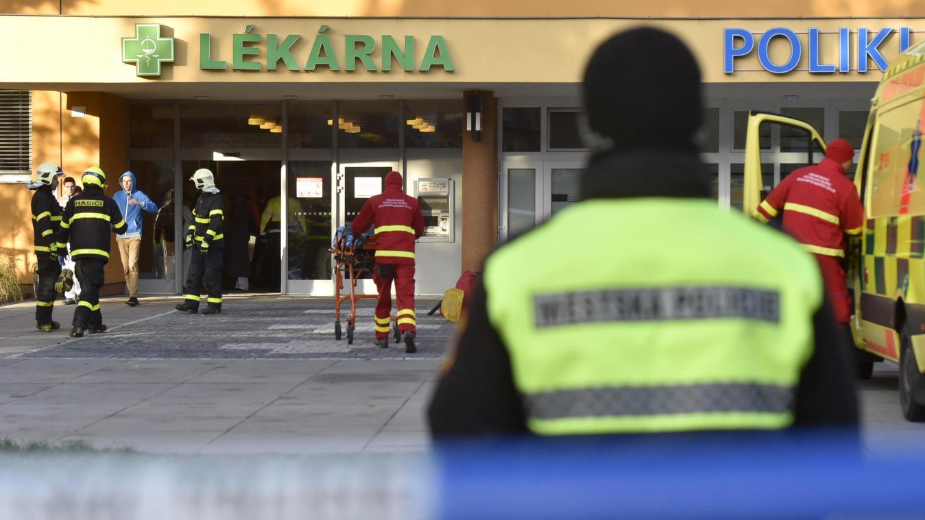 <p>Ein Polizeibeamter steht auf dem Gelände des Universitätsklinikums.</p>