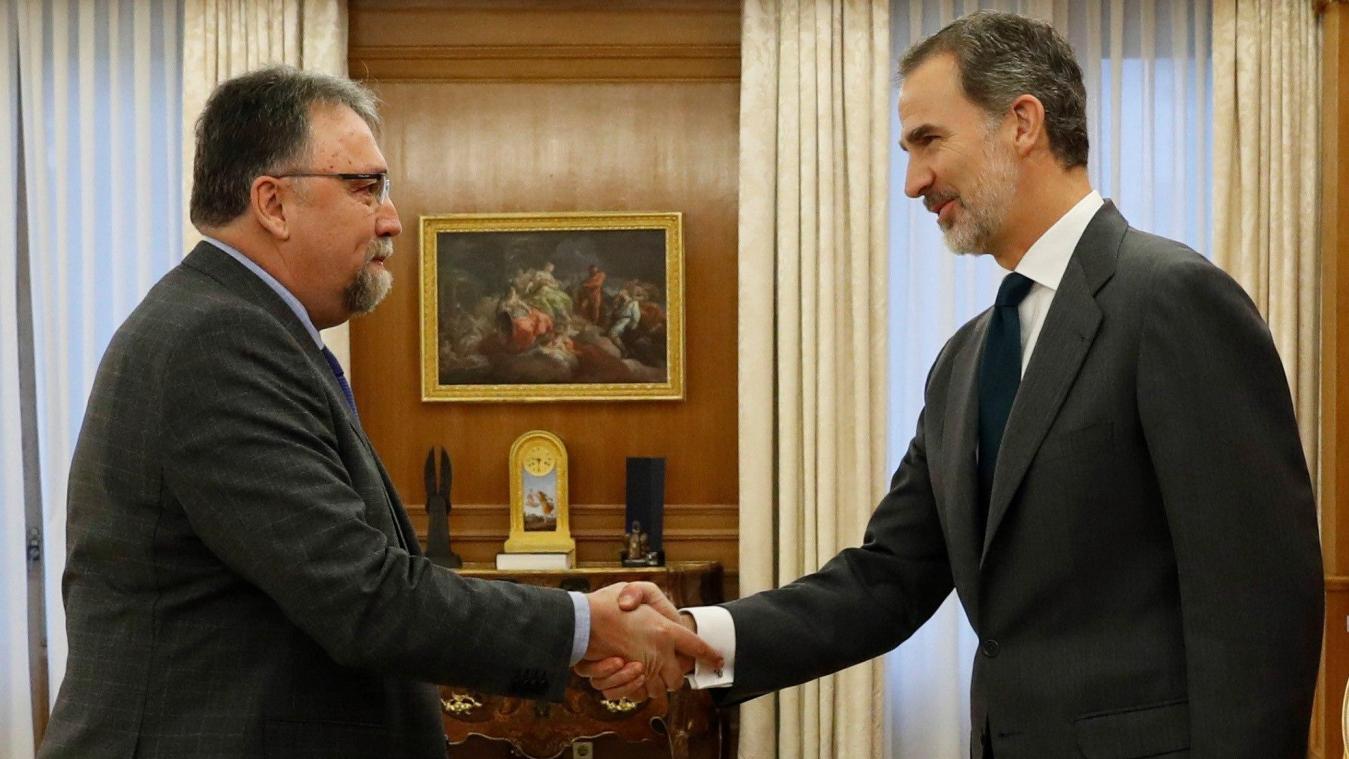 <p>König von Spanien, und Isidro Martinez Oblanca, Abgeordneter der Regionalpartei Foro de Asturias, geben sich im Zarzuela-Palast die Hand.</p>