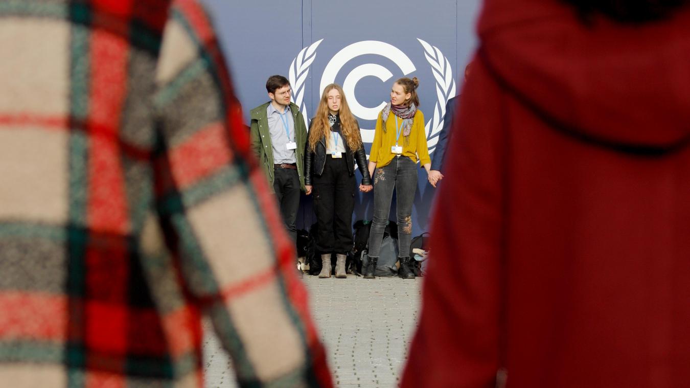 <p>Klimaaktivisten der Bewegung „Fridays for Future“ hatten zusammen bei der UN-Klimakonferenz eine Menschenkette gebildet, um so ein Zeichen für den Klimaschutz zu setzen.</p>
