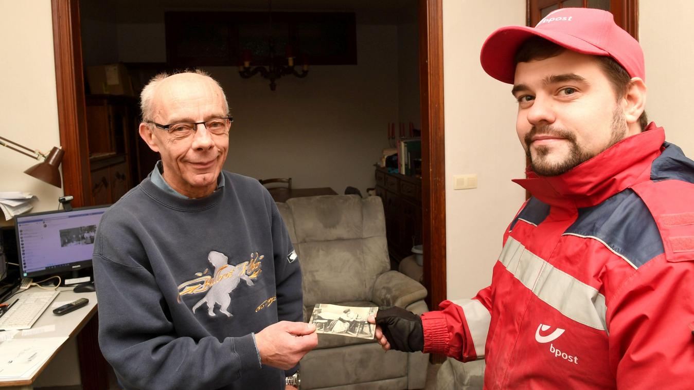 <p>Endlich angekommen: Jacques Fourmentin (links) hat die 110 Jahre alte Postkarte in Empfang genommen.</p>