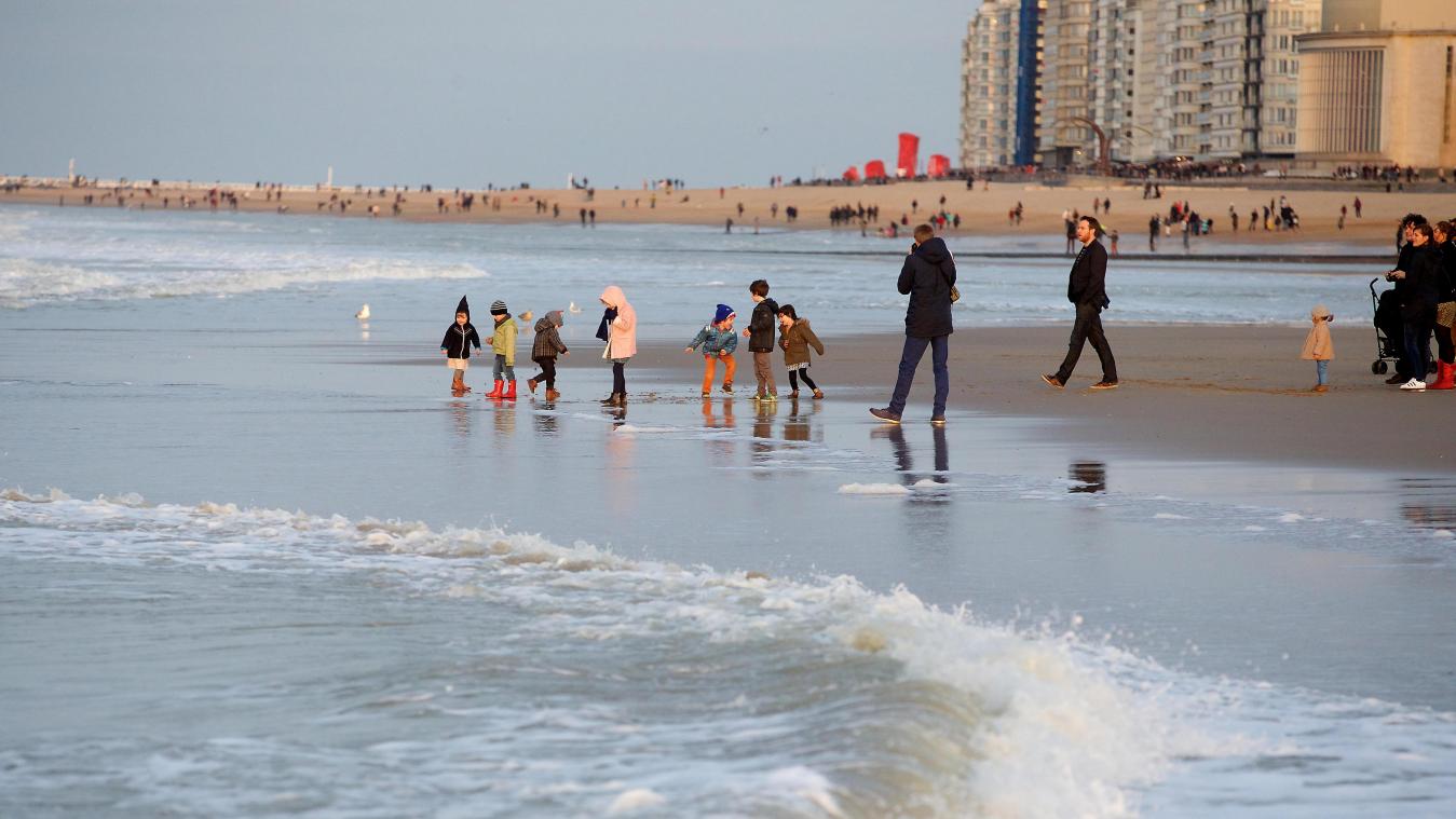 <p>Touristen hat es während der Winterzeit an den Strand in Ostende verschlagen.</p>