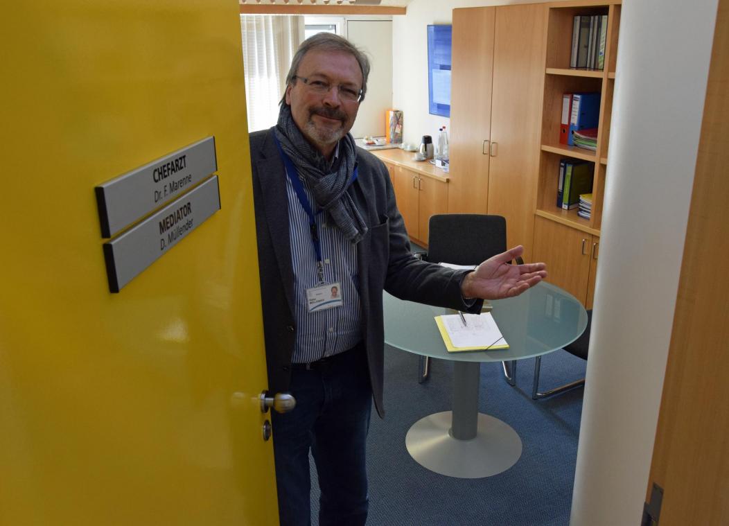 <p>Die Tür von Mediator Dieter Müllender im Eupener Krankenhaus ist stets offen.</p>